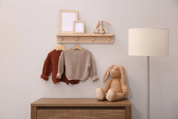 儿童房室内有时尚的木制家具 婴儿用品和灯 — 图库照片