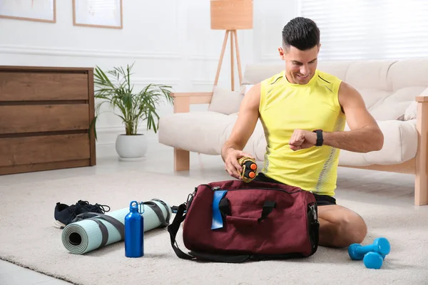 Mężczyzna Pakowanie Rzeczy Sportowych Treningu Worku Domu — Zdjęcie stockowe