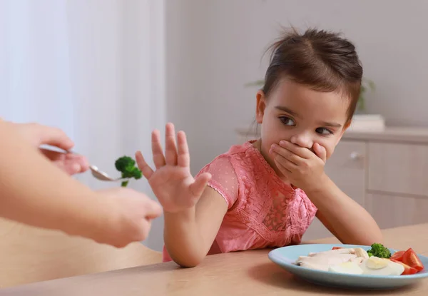 Cute Little Girl Obejmujące Jej Usta Odmawiając Jedzenia Śniadania Domu — Zdjęcie stockowe