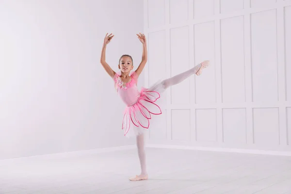 Красиво Одетая Маленькая Балерина Танцует Студии — стоковое фото