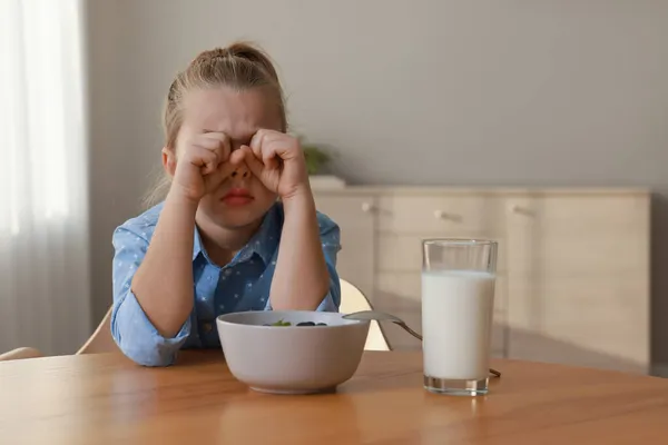 Nettes Kleines Mädchen Weint Und Weigert Sich Hause Frühstücken — Stockfoto