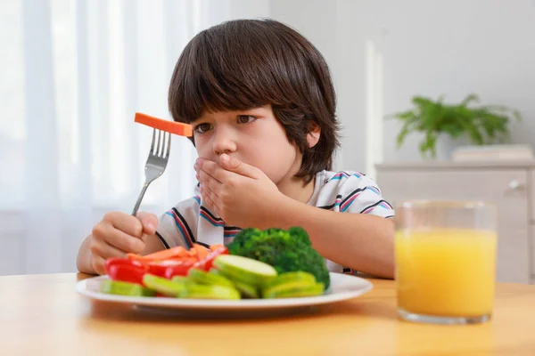 Милий Маленький Хлопчик Прикриває Рот Відмовляється Їсти Овочі Вдома — стокове фото