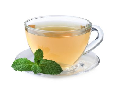 Beyaz arkaplanda taze nane aromalı yeşil çay.
