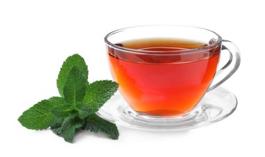 Beyaz arkaplanda taze nane aromalı siyah çay.