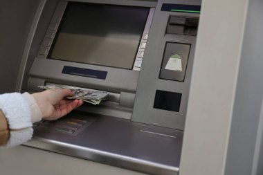 Para çekmek için para makinesini kullanan kadın, yakın plan.