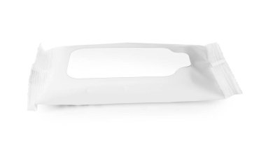 Islak mendil akış paketi beyaza izole edildi