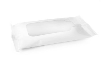 Islak mendil akış paketi beyaza izole edildi