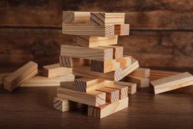 Jenga kulesi ve tahta bloklar masanın üstünde.
