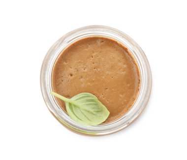 Lezzetli et ezmesi ve cam kavanozda fesleğen yaprağı.