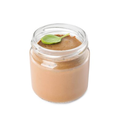 Lezzetli et ezmesi ve cam kavanozdaki fesleğen yaprağı beyaza izole edilmiş.