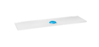 Beyaz üzerine izole edilmiş açık mavi sıvı numunesiyle mikroskop kayması