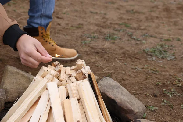 Mann Macht Lagerfeuer Freien Nahaufnahme Campingsaison — Stockfoto