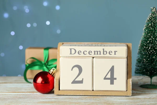 December Kerstavond Houten Blok Kalender Decor Tafel Tegen Wazig Feestelijk — Stockfoto