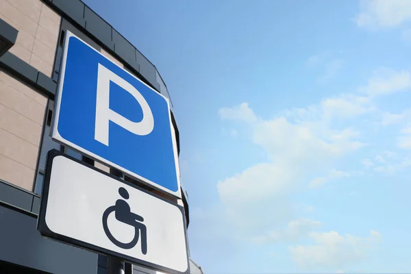 Traffic Sign Accessible Parking Outdoors Space Text — Stock Photo, Image