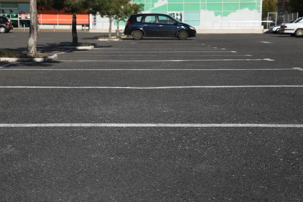 Estacionamiento Coches Con Marca Blanca Aire Libre —  Fotos de Stock