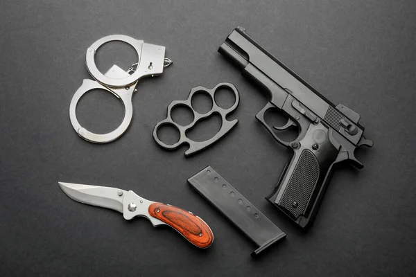 Mosiężne Kostki Pistolet Nóż Kajdanki Czarnym Tle Płaski Leżak — Zdjęcie stockowe