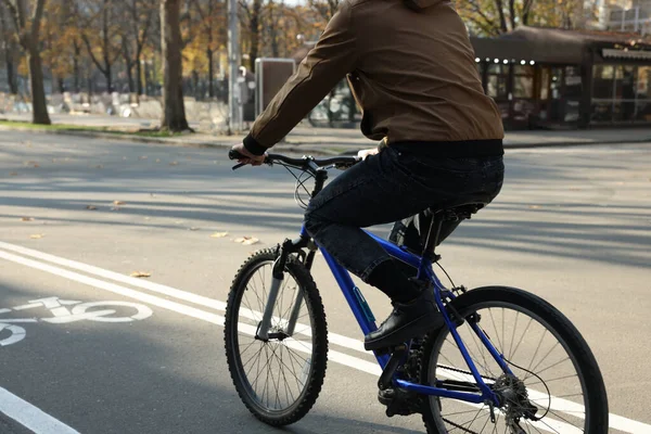 Hombre Montando Bicicleta Carril Ciudad Primer Plano — Foto de Stock