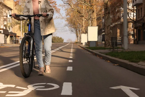 Femme Avec Vélo Sur Voie Ville Gros Plan — Photo