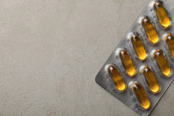 Voedingssupplement Capsules Blisterverpakking Grijze Tafel Bovenaanzicht Ruimte Voor Tekst — Stockfoto