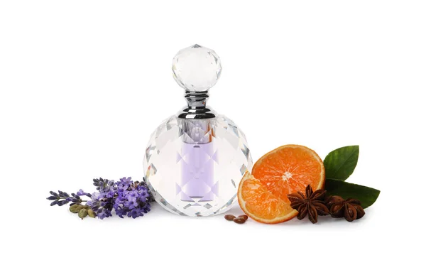 Botella Perfume Mandarina Flores Especias Sobre Fondo Blanco — Foto de Stock