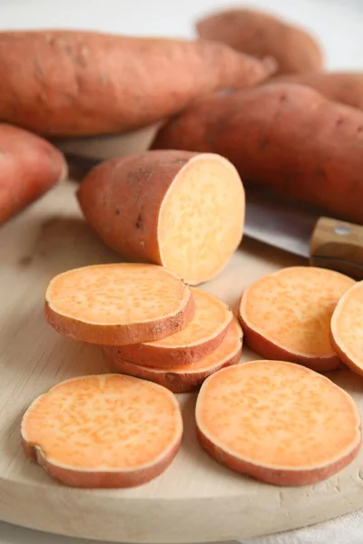 Whole Cut Ripe Sweet Potatoes Wooden Board Closeup — Stock Photo, Image