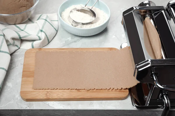 Preparación Masa Para Soba Fideos Trigo Sarraceno Con Pastelero Mesa — Foto de Stock