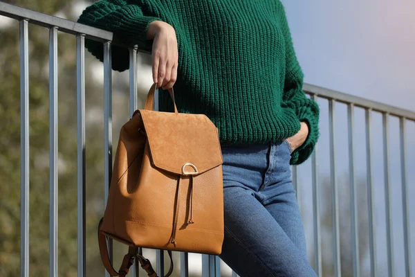 Jovem Mulher Com Mochila Elegante Dia Outono Close — Fotografia de Stock