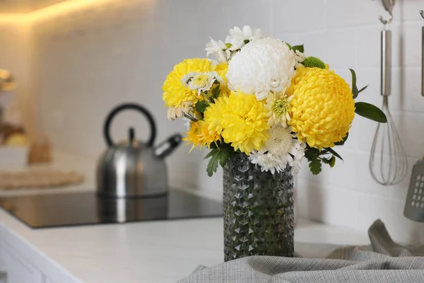 Bouquet Belles Fleurs Chrysanthème Sur Comptoir Dans Cuisine Espace Pour — Photo