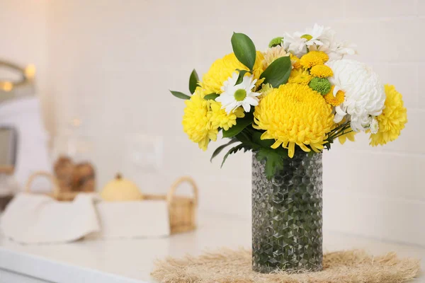 Букет Красивих Квітів Хризантеми Стільниці Кухні Простір Тексту — стокове фото