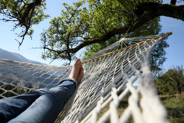 Homem Descansando Rede Livre Dia Ensolarado Close — Fotografia de Stock