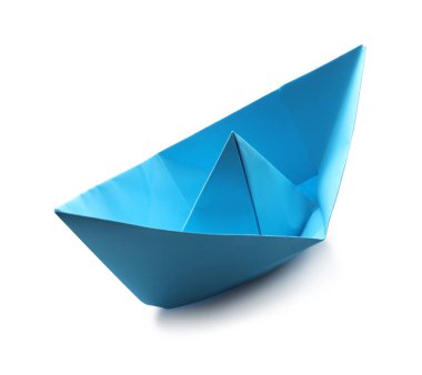 El yapımı açık mavi kağıt tekne beyazda izole edilmiş. Origami sanatı