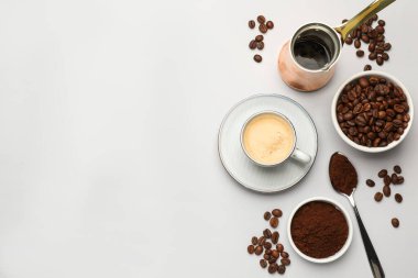 Düz kompozisyon, kahve telvesi ve kavrulmuş fasulye, beyaz arka planda, metin için boşluk