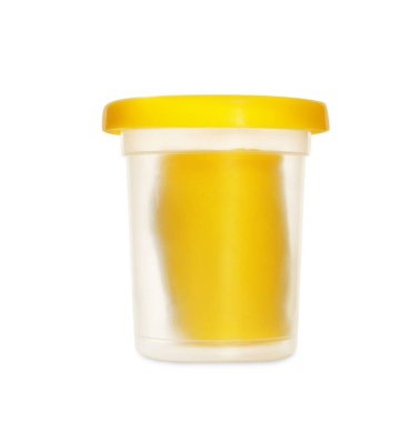 Sarı hamur plastik kabı beyaza izole edilmiş.