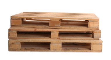 Beyaza izole edilmiş ahşap paletler. Ulaşım ve depolama