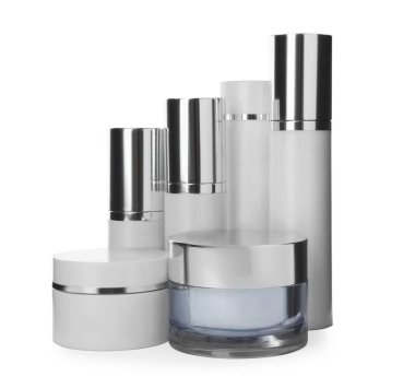 Beyaz arka planda birçok farklı kozmetik ürünleri