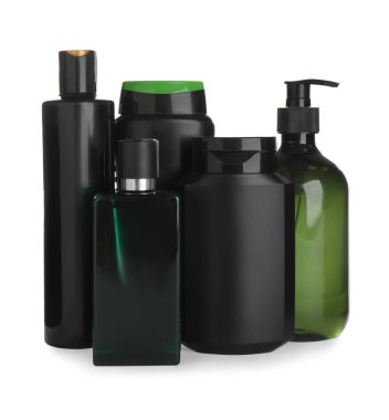 Beyaz arka planda birçok farklı kozmetik ürünleri