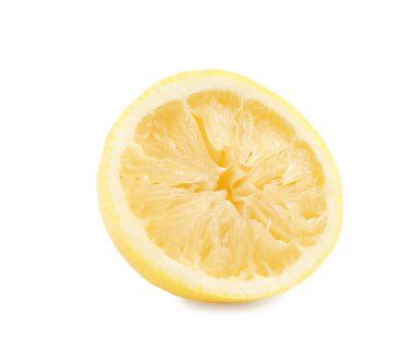 Sıkıştırılmış limonun yarısı beyaza izole edilmiş.
