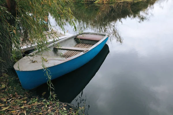 Ljusblå Träbåt Sjö Nära Brygga Plats För Text — Stockfoto