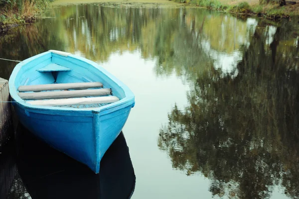 Светло Голубая Деревянная Лодка Озере Место Текста — стоковое фото
