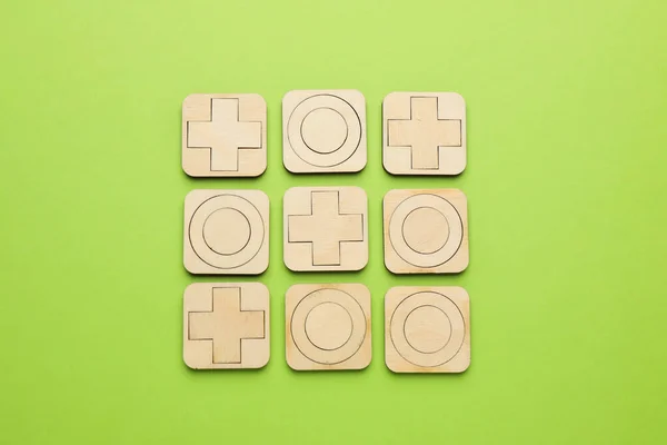 Tic Tac Toe Set Light Green Background Flat Lay — Stock Photo, Image