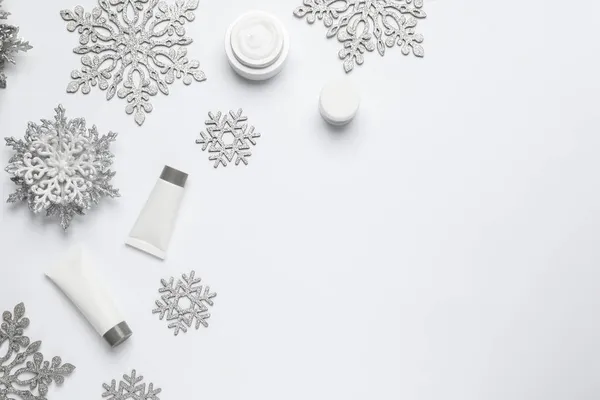 Composición Con Productos Cosméticos Copos Nieve Sobre Fondo Blanco Vista —  Fotos de Stock