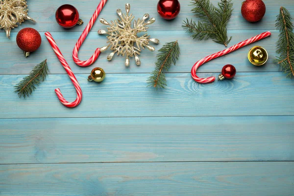 Platte Lay Compositie Met Lekkere Snoepstokken Kerstdecor Lichtblauwe Houten Tafel — Stockfoto