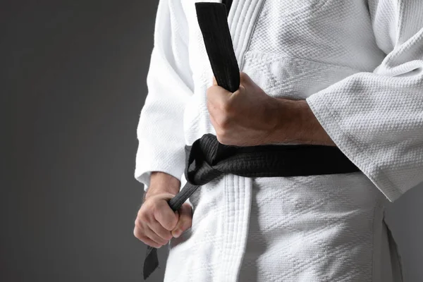 Allenatore Karate Con Kimono Cintura Nera Sfondo Grigio Primo Piano — Foto Stock