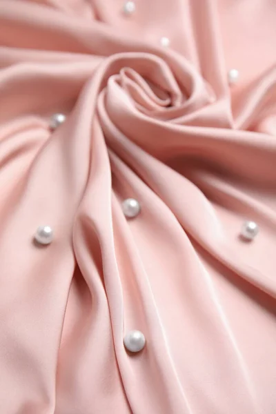 Vele Mooie Parels Delicate Roze Zijde Close — Stockfoto