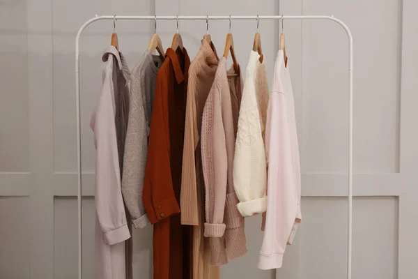 Rack Met Verschillende Stijlvolle Kleding Buurt Van Grijze Muur — Stockfoto