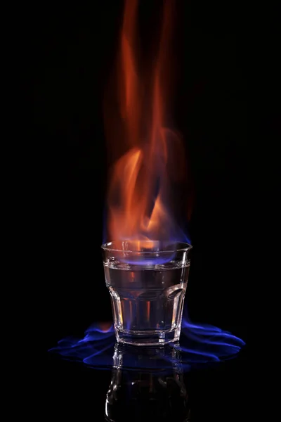 Flaming Vodka Shot Glas Svart Bakgrund — Stockfoto