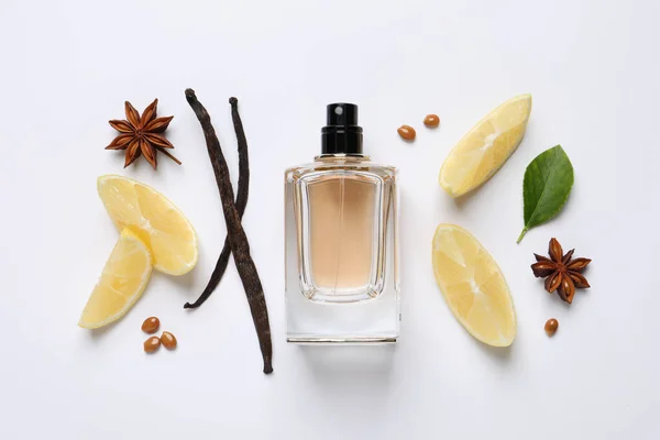 白い背景に香水 スパイス レモンのボトルとフラットレイ組成物 — ストック写真