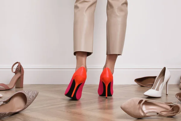Mujer Probándose Diferentes Zapatos Interior Primer Plano — Foto de Stock