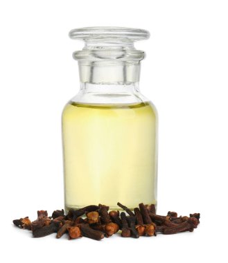 Beyaz arka planda temel yağ ve kurutulmuş karanfiller