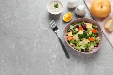 Açık gri mermer masada servis edilen enfes şalgam salatası. Metin için boşluk